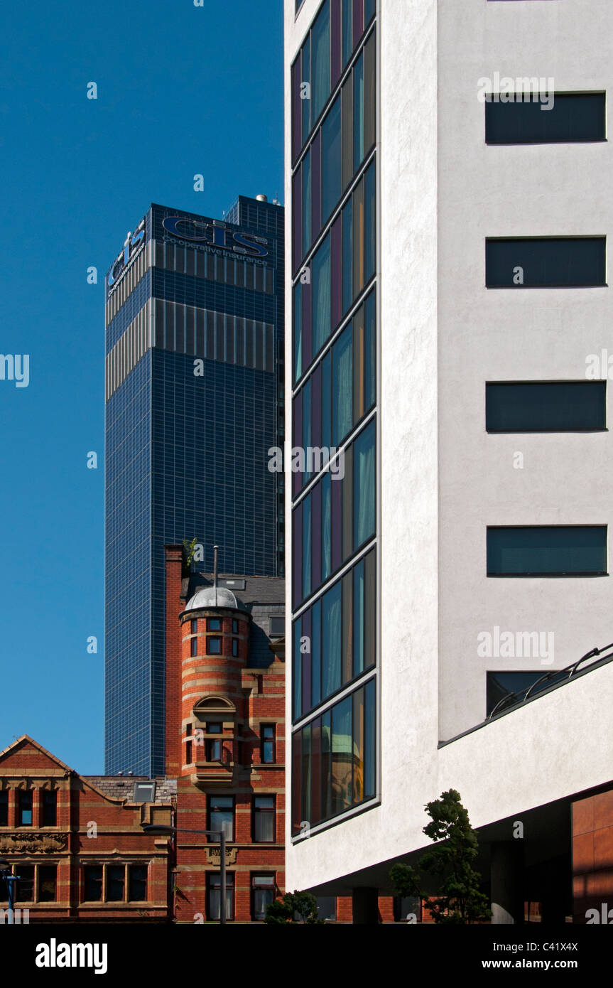 EDIFICIO CIS (ex sede della Cooperativa assicurativa), Manchester, Inghilterra, Regno Unito con il Premier Inn in primo piano. Foto Stock