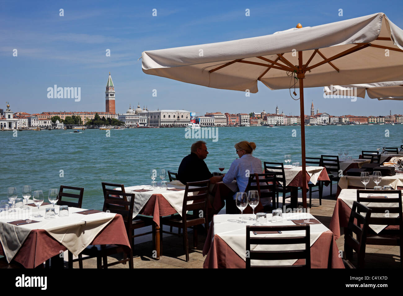 Venezia Canale della Giudecca matura per cenare fuori al marciapiede ristorante Italia Europa Foto Stock