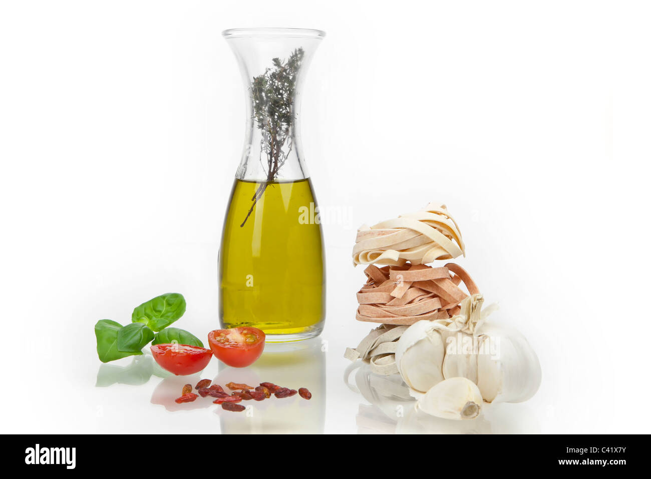 Tagliatte condita con olio d'oliva, peperoni, pomodori e aglio Foto Stock