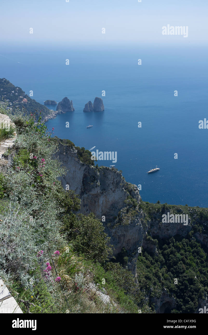 I Faraglioni si vede dal punto più alto di Capri - Monte Solaro Foto Stock