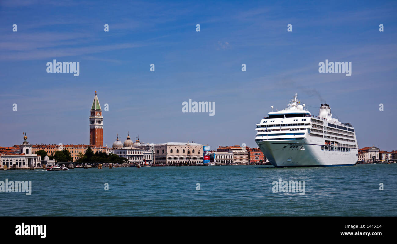 Venezia, sette mari Mariner nave passeggeri lasciando Canale di San Marco nel Canale della Giudecca Italia Europa Foto Stock