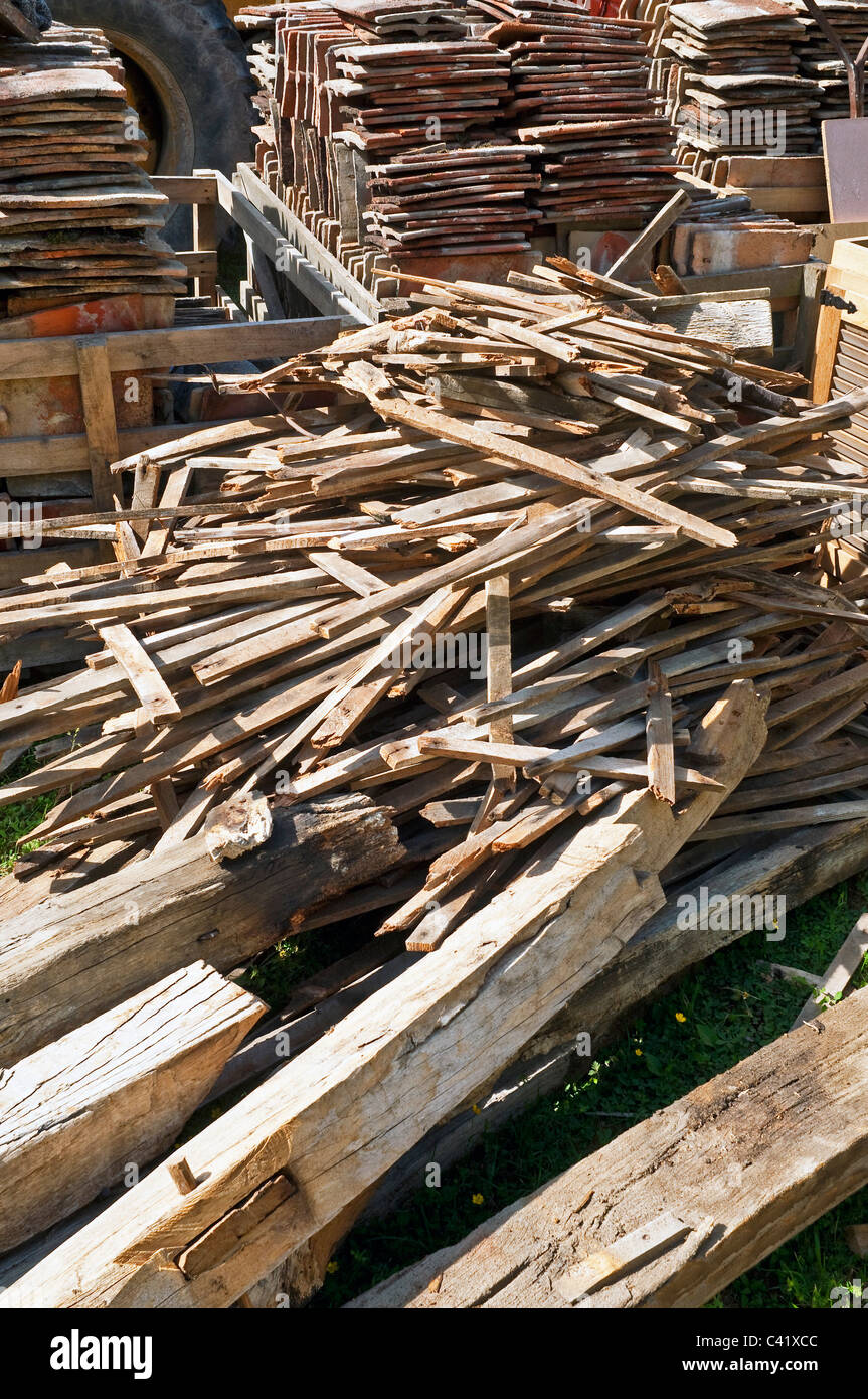 Il vecchio tetto in legno di quercia travi e listelli - Francia. Foto Stock