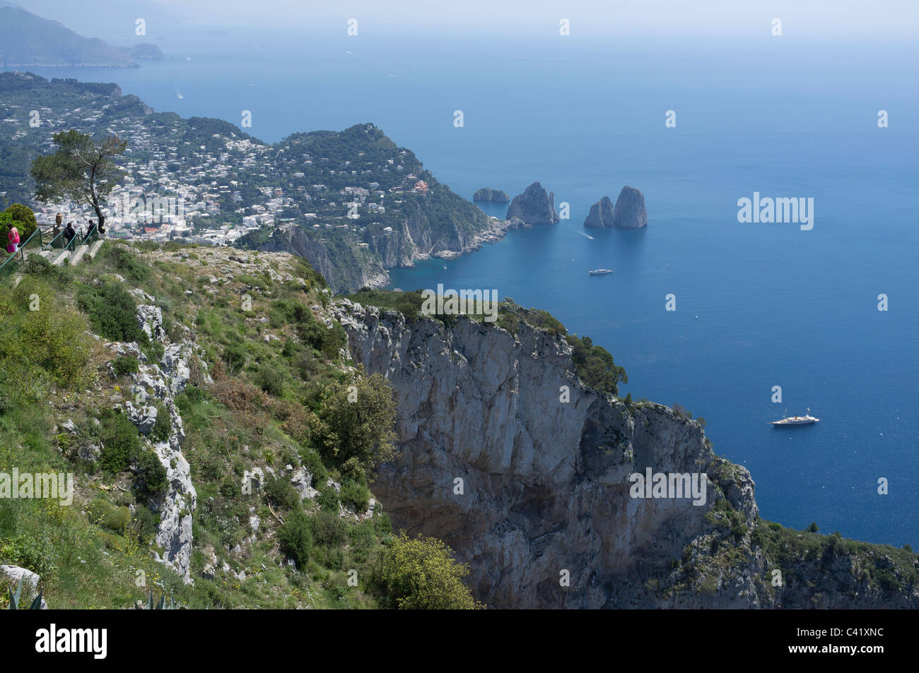I Faraglioni si vede dal punto più alto di Capri - Monte Solaro Foto Stock
