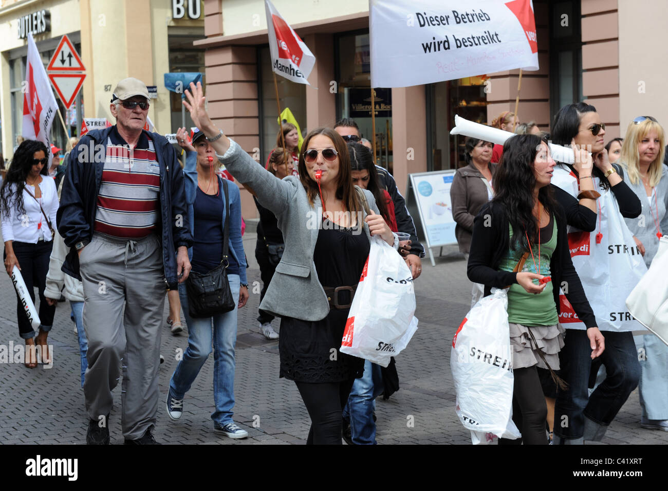 Shop i lavoratori dalla Galleria Kaufhof colpisce per di più pagare come il marzo attraverso le strade di Heidelberg Germania 27/5/11 Foto Stock