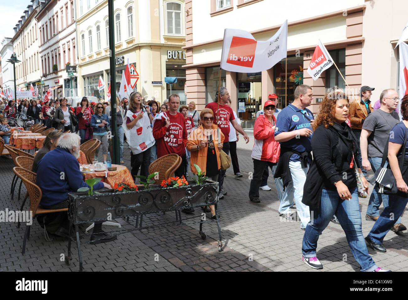 Shop i lavoratori dalla Galleria Kaufhof colpisce per di più pagare come il marzo attraverso le strade di Heidelberg Germania 27/5/11 Foto Stock
