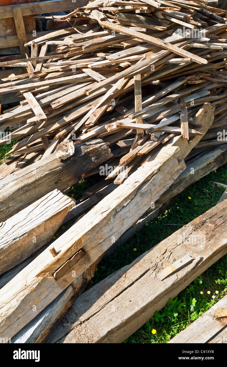Il vecchio tetto in legno di quercia travi e listelli - Francia. Foto Stock