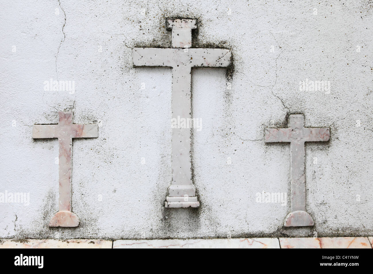 Tre crocifissi su una parete nella Città Vecchia di Estremoz in Alentejo distretto del Portogallo. Foto Stock