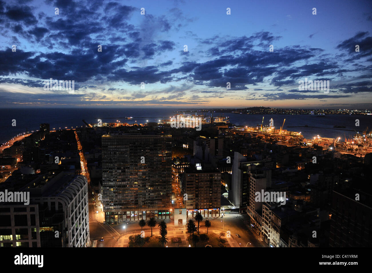 URUGUAY Montevideo vista dal Palacio Salvo a Plaza de Independencia al Porto di Rio del la Plata Foto Stock