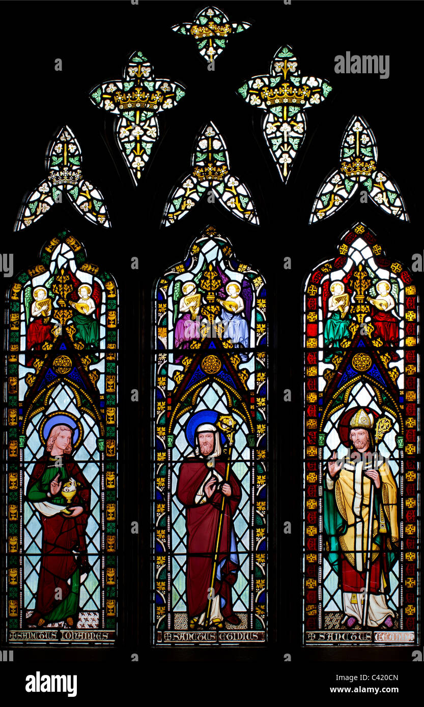 Corridoio Sud finestra raffigurante San Giovanni Evangelista, St. Giles e St. Chad Foto Stock