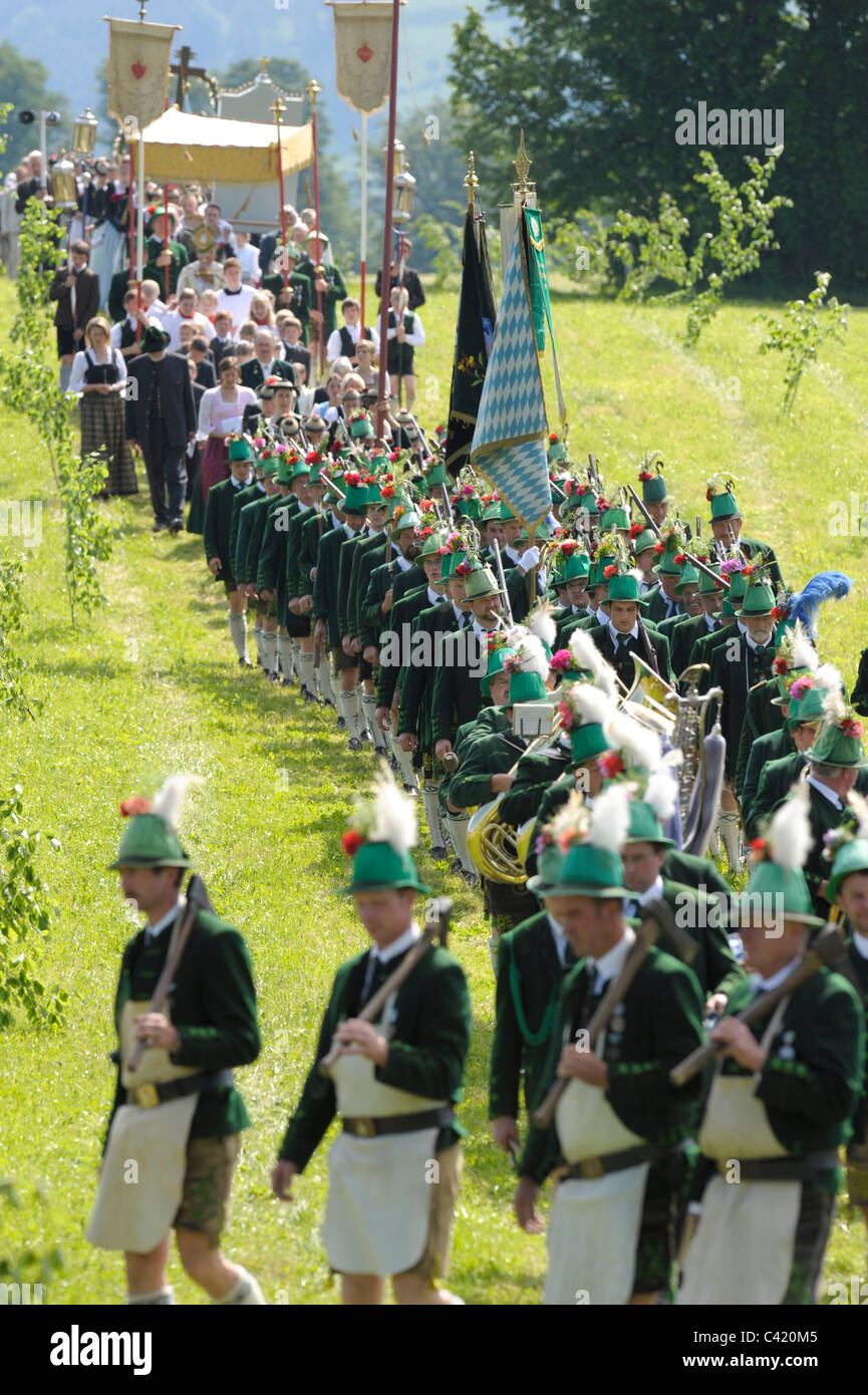 Catholic tradizionale processione in costume e tipici vestiti bavaresi in Alta Baviera, Germania Foto Stock