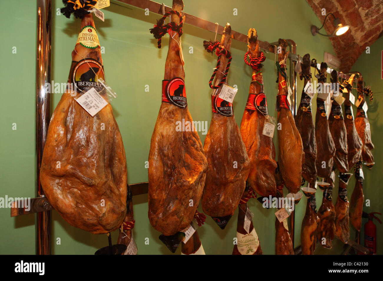 Prosciutto iberico si blocca in un negozio di specialità gastronomiche di Merida, in Estremadura distretto di Spagna. Foto Stock