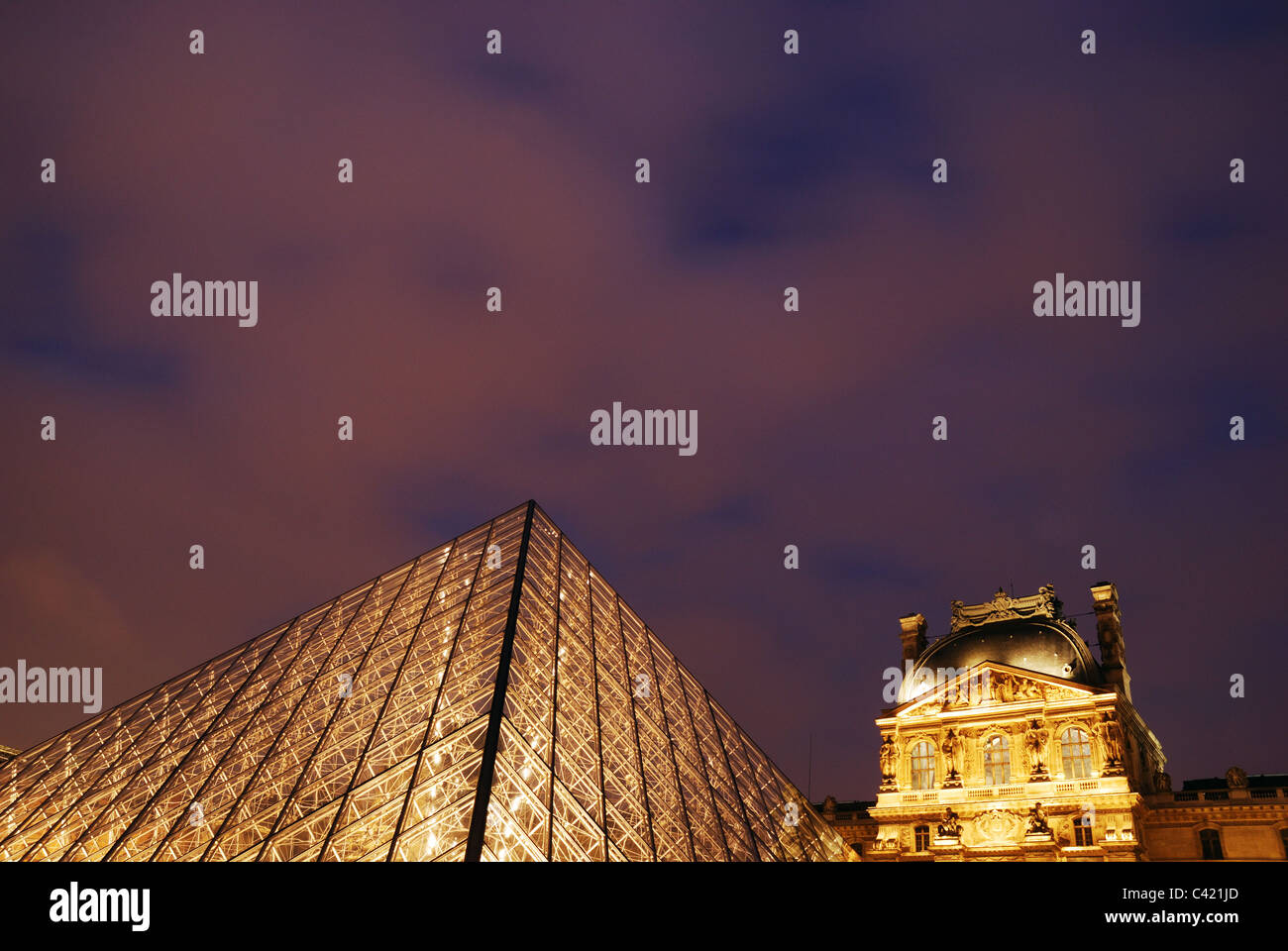 Il museo del Louvre di notte Foto Stock