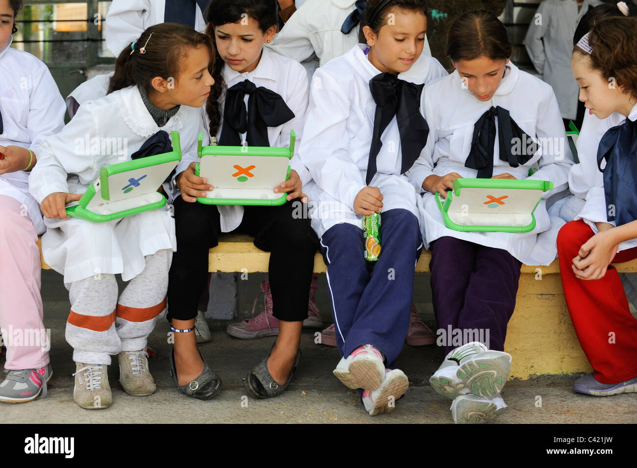 URUGUAY Montevideo , OLPC One Laptop per Child project è implementato in tutte le scuole pubbliche per tutti i bambini al di sotto dei piano Ceibal, bambini in camera di classe Foto Stock
