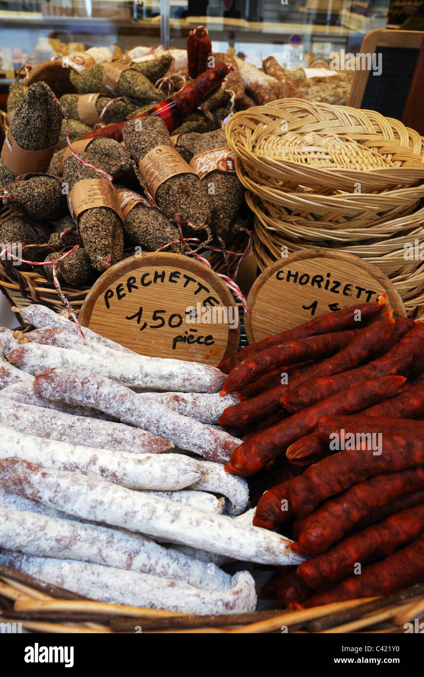 Salsiccia per la vendita su un mercato francese Foto Stock