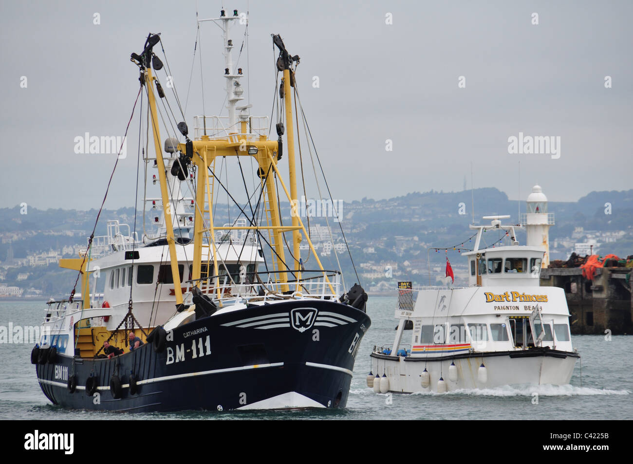 Pescherecci da traino con buttafuori tornando al porto Foto Stock