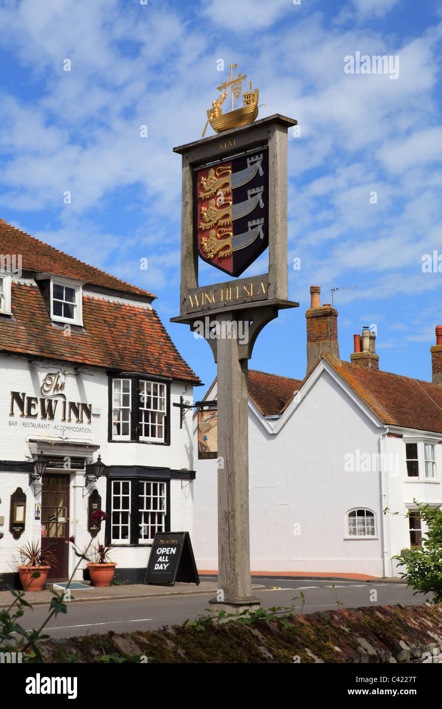Winchelsea, East Sussex, Inghilterra, Regno Unito, GB. Il cartello della città e il New Inn. Foto Stock