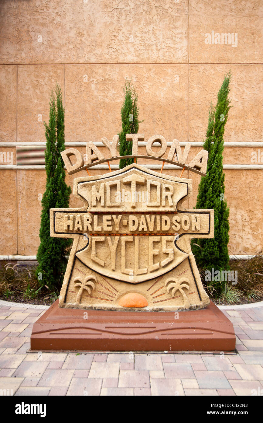 Harley Davidson logo scultura al Bruce Rossmeyer Harley Davidson Center di Daytona, Florida, Stati Uniti d'America Foto Stock