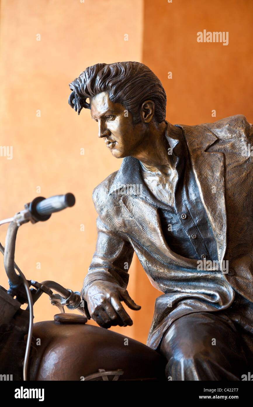 Elvis Presley su un motociclo scultura in bronzo di Jeff Decker a Harley Davidson concessionaria di Daytona, Florida, Stati Uniti d'America Foto Stock