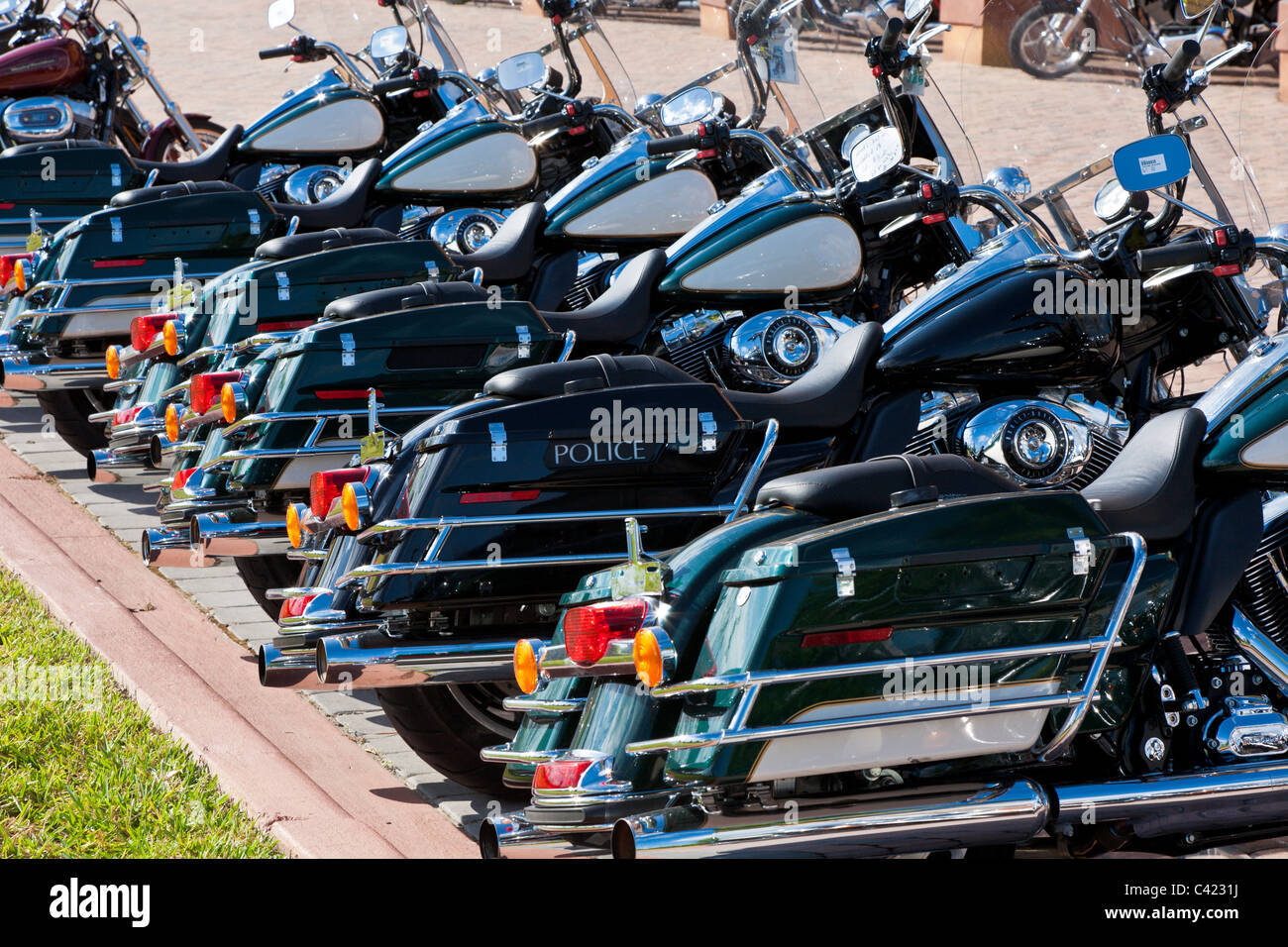 Harley Davidson Moto della polizia in una linea per la vendita presso il  Bruce Rossmeyer Harley Davidson Center di Daytona, Florida, Stati Uniti  d'America Foto stock - Alamy