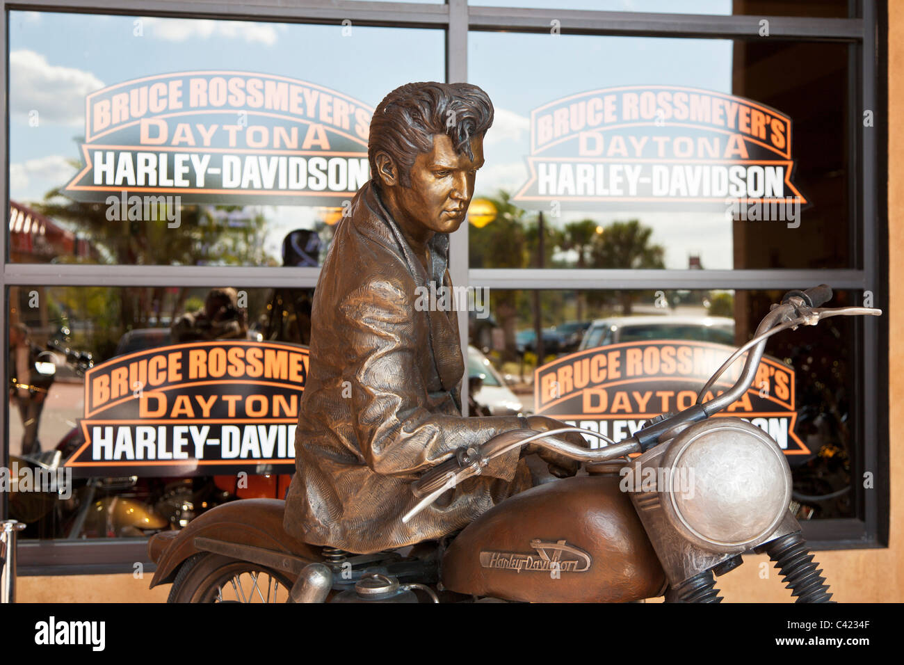 Elvis Presley su un motociclo scultura in bronzo di Jeff Decker a Harley Davidson concessionaria di Daytona, Florida, Stati Uniti d'America Foto Stock