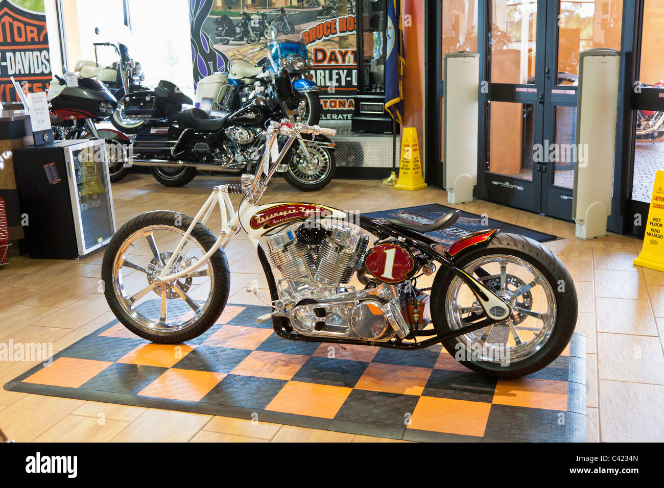 Antiquariato classico Harley Davidson Moto sul display al Bruce Rossmeyer Harley Davidson Center di Daytona, Florida, Stati Uniti d'America Foto Stock