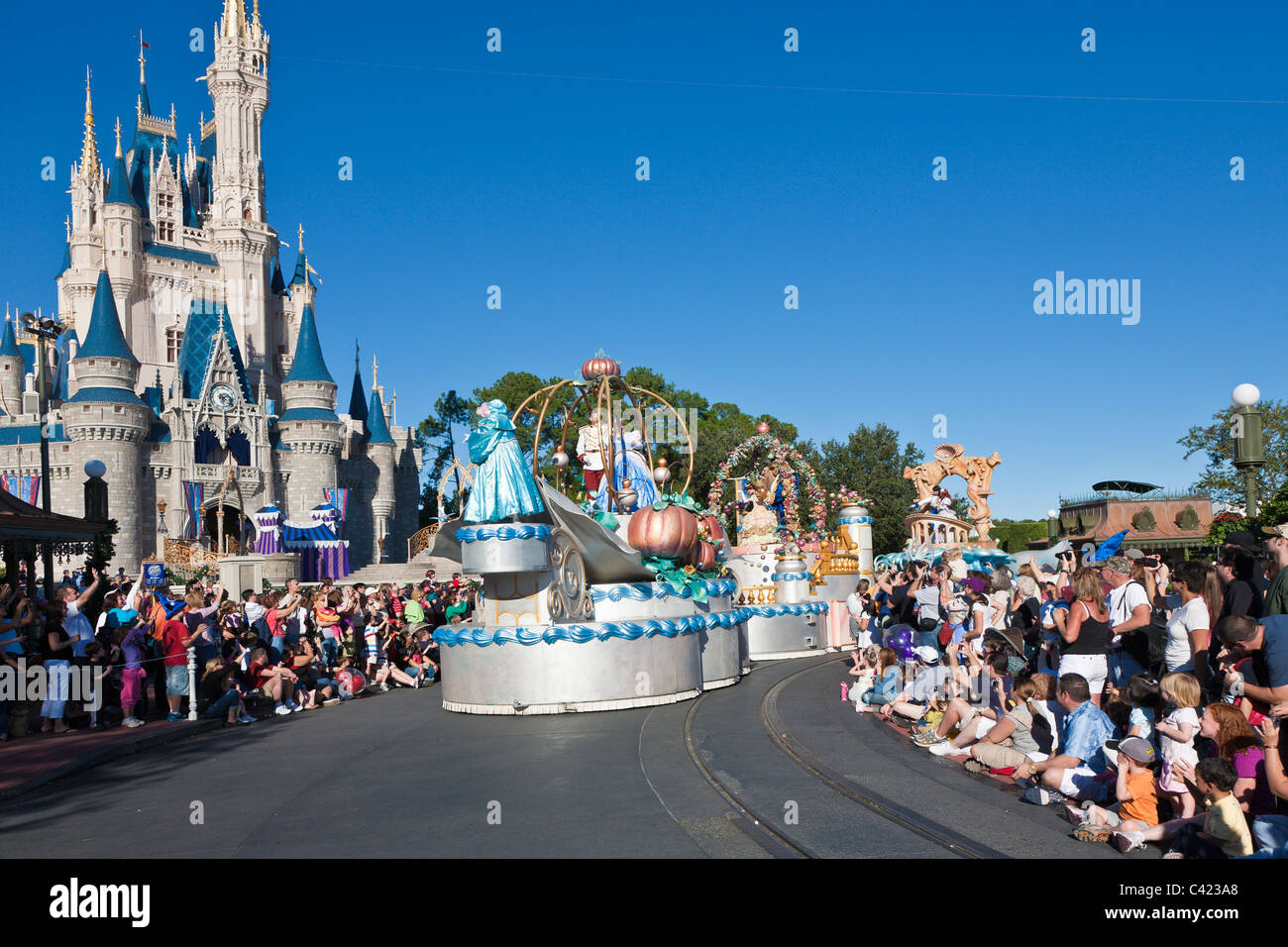 I personaggi di Cenerentola cavalcano un galleggiante in Una parata di sogno si avverano al Magic Kingdom di Disney World, Kissimmee, Florida Foto Stock