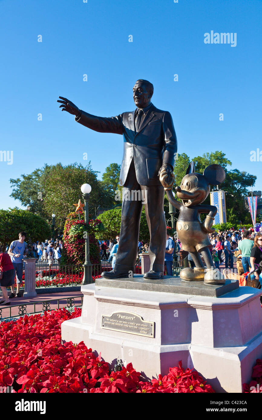 Walt e Mickey in partner statua nel Regno Magico di Disney World, Kissimmee, Florida Foto Stock