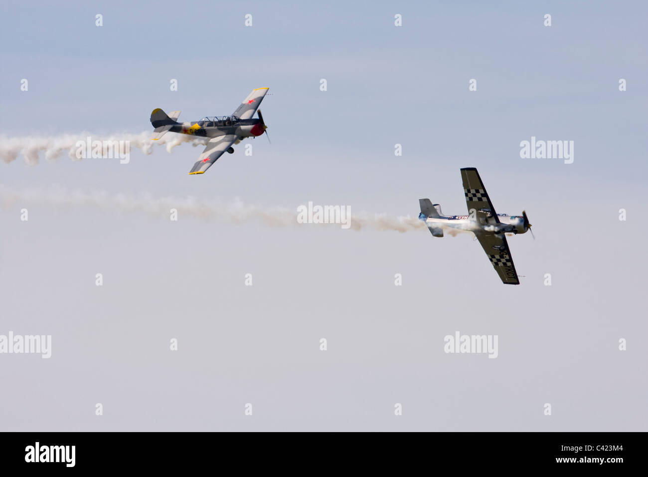 I Cosacchi aerobatic team display battenti Yak 52's a RAF Leuchars Airshow 2009, Fife, Scozia Foto Stock