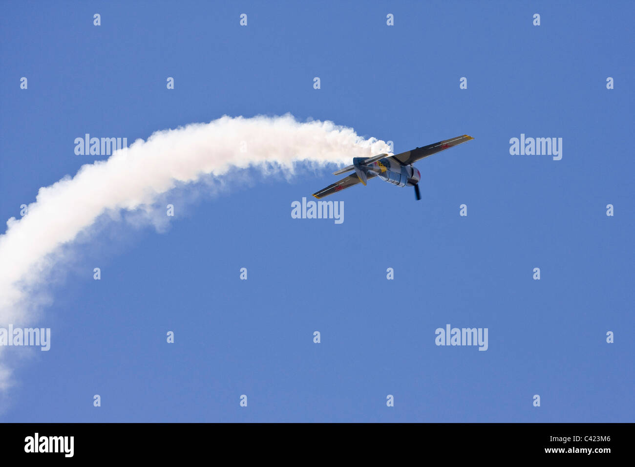 I Cosacchi aerobatic team display battenti Yak 52's a RAF Leuchars Airshow 2009, Fife, Scozia Foto Stock