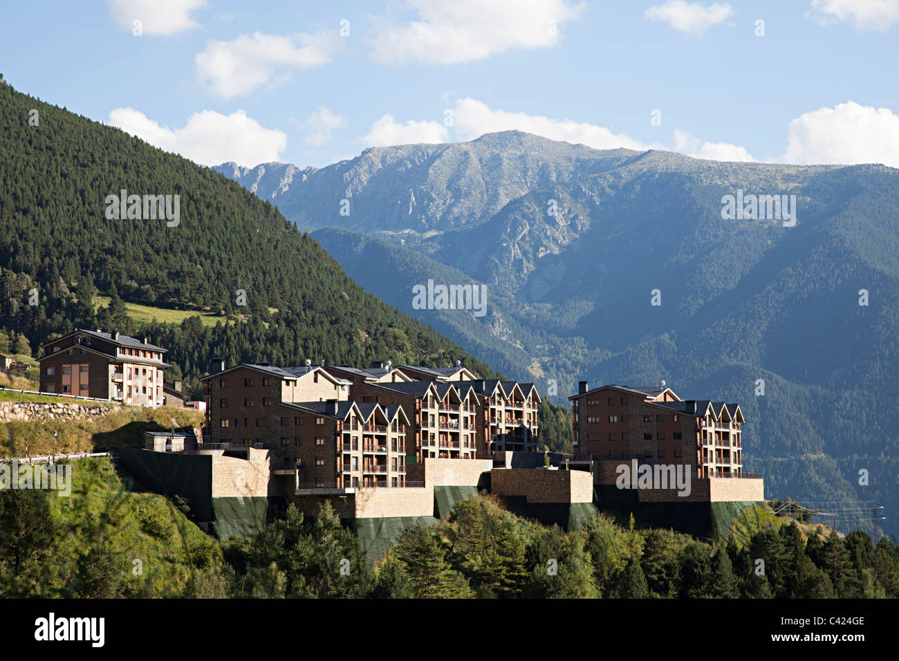 Chalet moderno edifici sul pendio ripido tra montagne Canillo Andorra Foto Stock