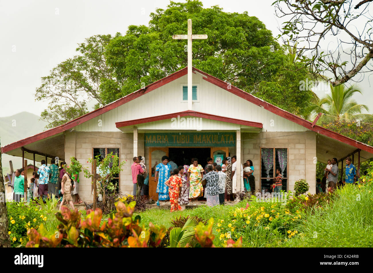 Servizio Domenicale a Maria Tubu Imakulata chiesa nel villaggio di Navala, altipiani dell'isola di Viti Levu, Fiji. Foto Stock