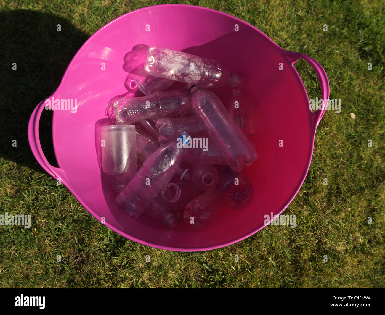 Una raccolta di fogli di polietilene tereftalato (PET) plastica in rosa Basket Foto Stock