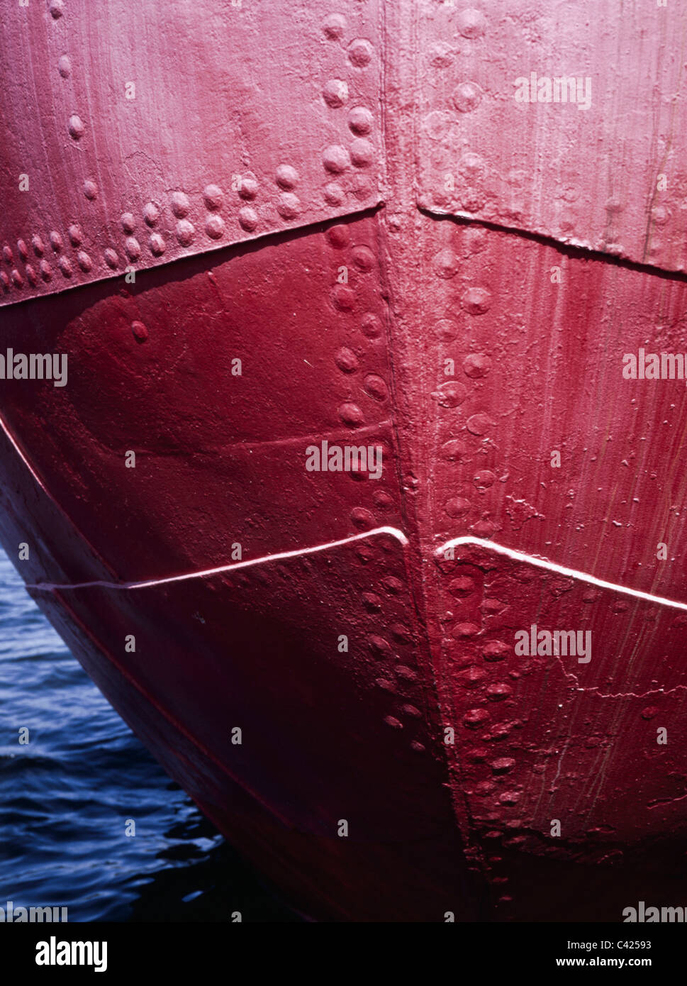 Rivettata scafo di nave, con i rivetti chiaramente visibile Foto Stock