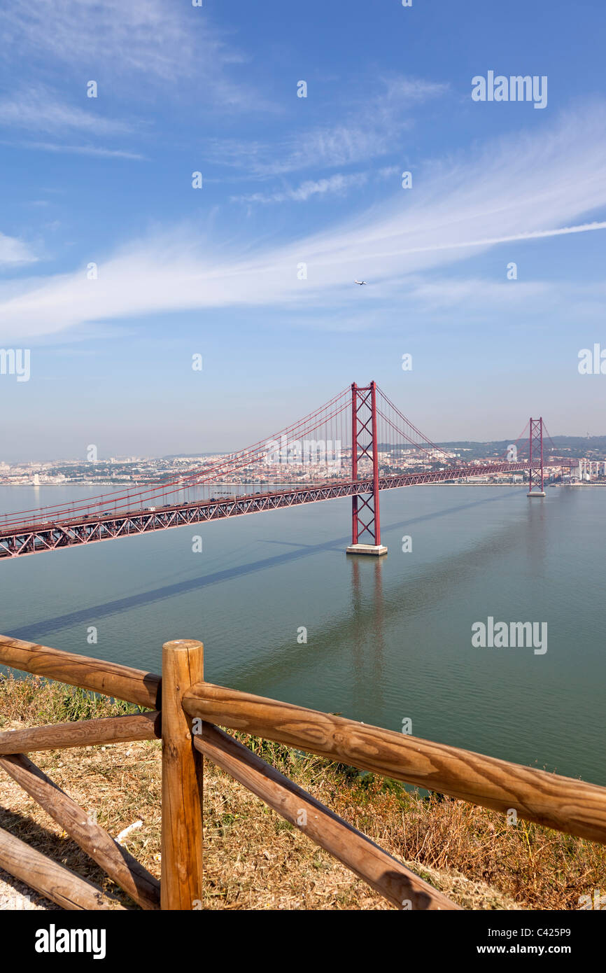 25 de Abril bridge a Lisbona, Portogallo. Una sospensione ponte gemello del Golden Gate bridge e costruito dalla stessa azienda. Foto Stock