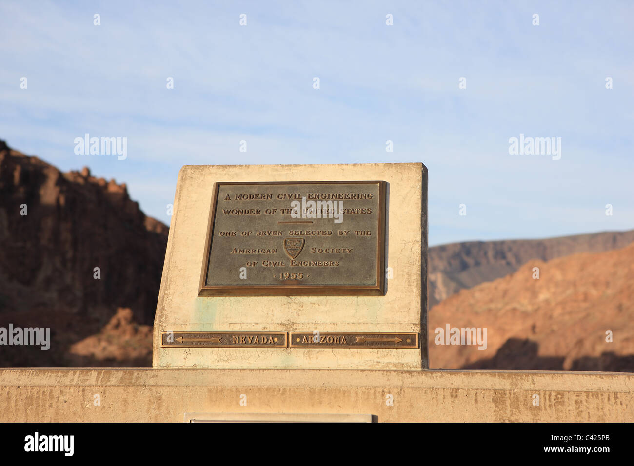 Placca alla Diga di Hoover che segna il confine di stato tra il Nevada (a sinistra) e Arizona (a destra). Foto Stock