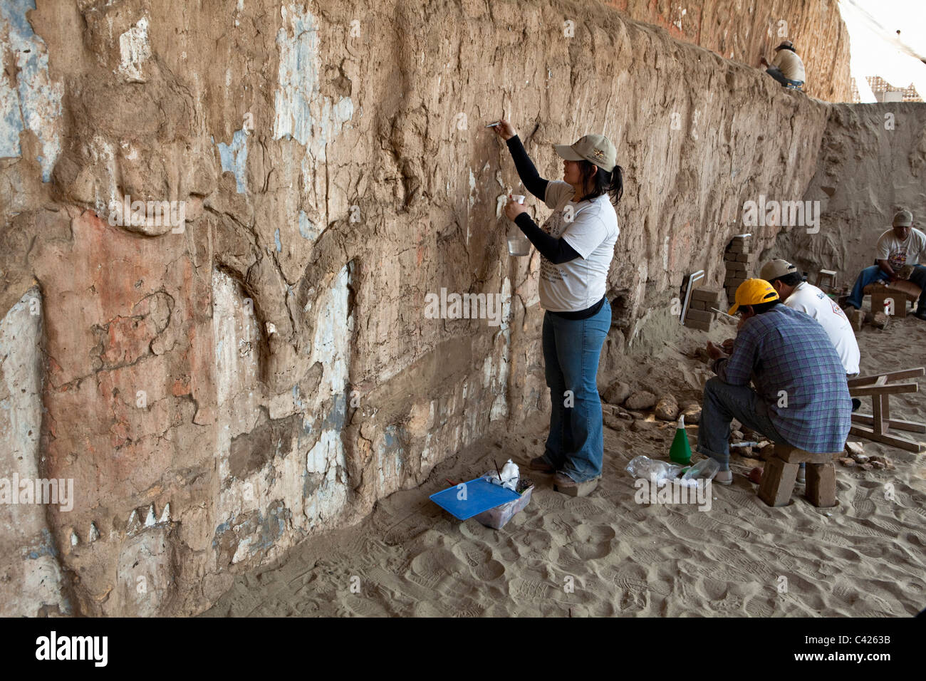 Scavo, la conservazione e il restauro dei rilievi e pitture murali. Foto Stock