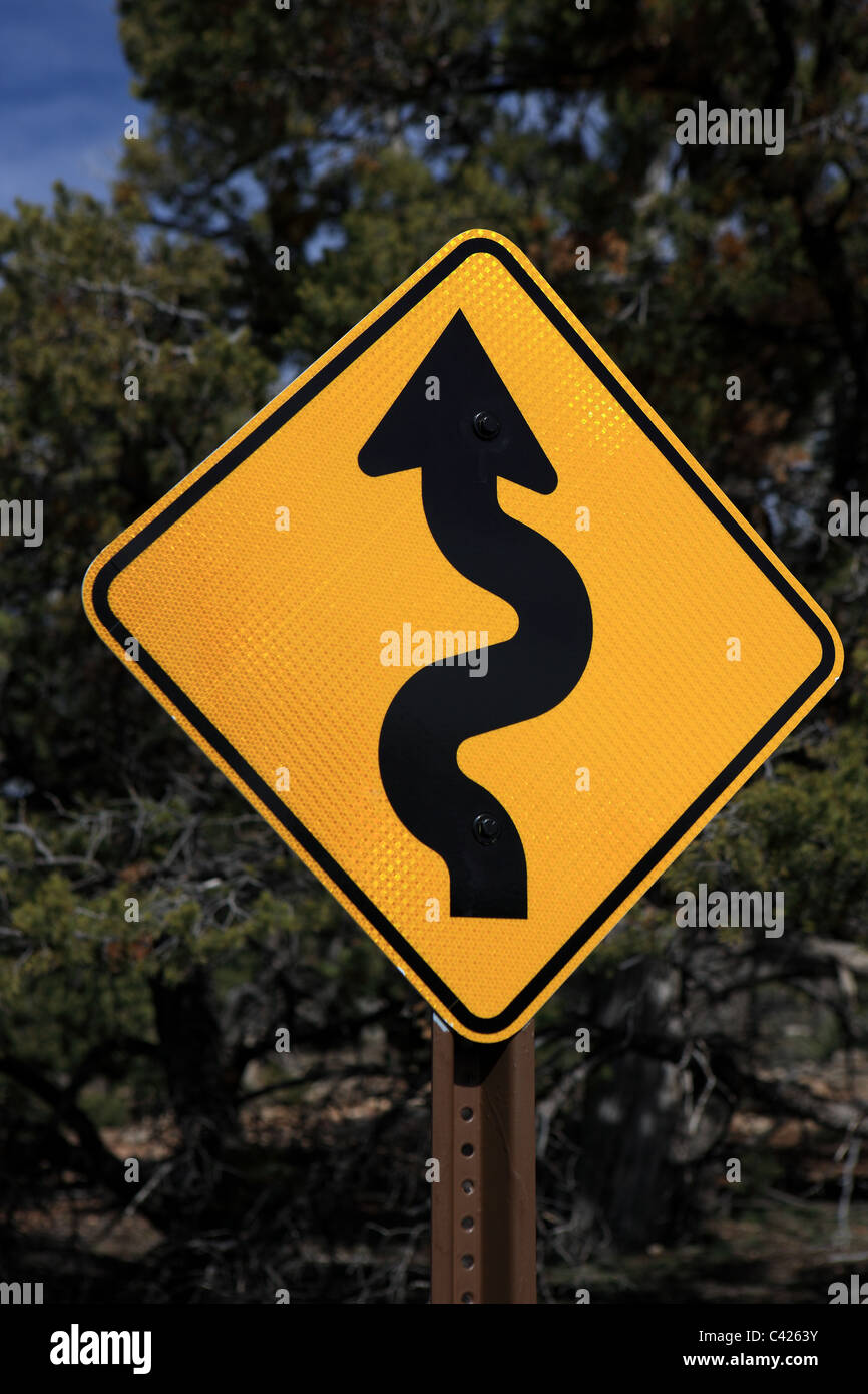 Winding Road Ahead segno di avvertimento NEGLI STATI UNITI Foto Stock