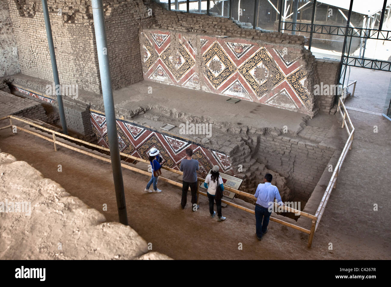 Patii decorati con rilievi policromi del dio Aiapec. Foto Stock