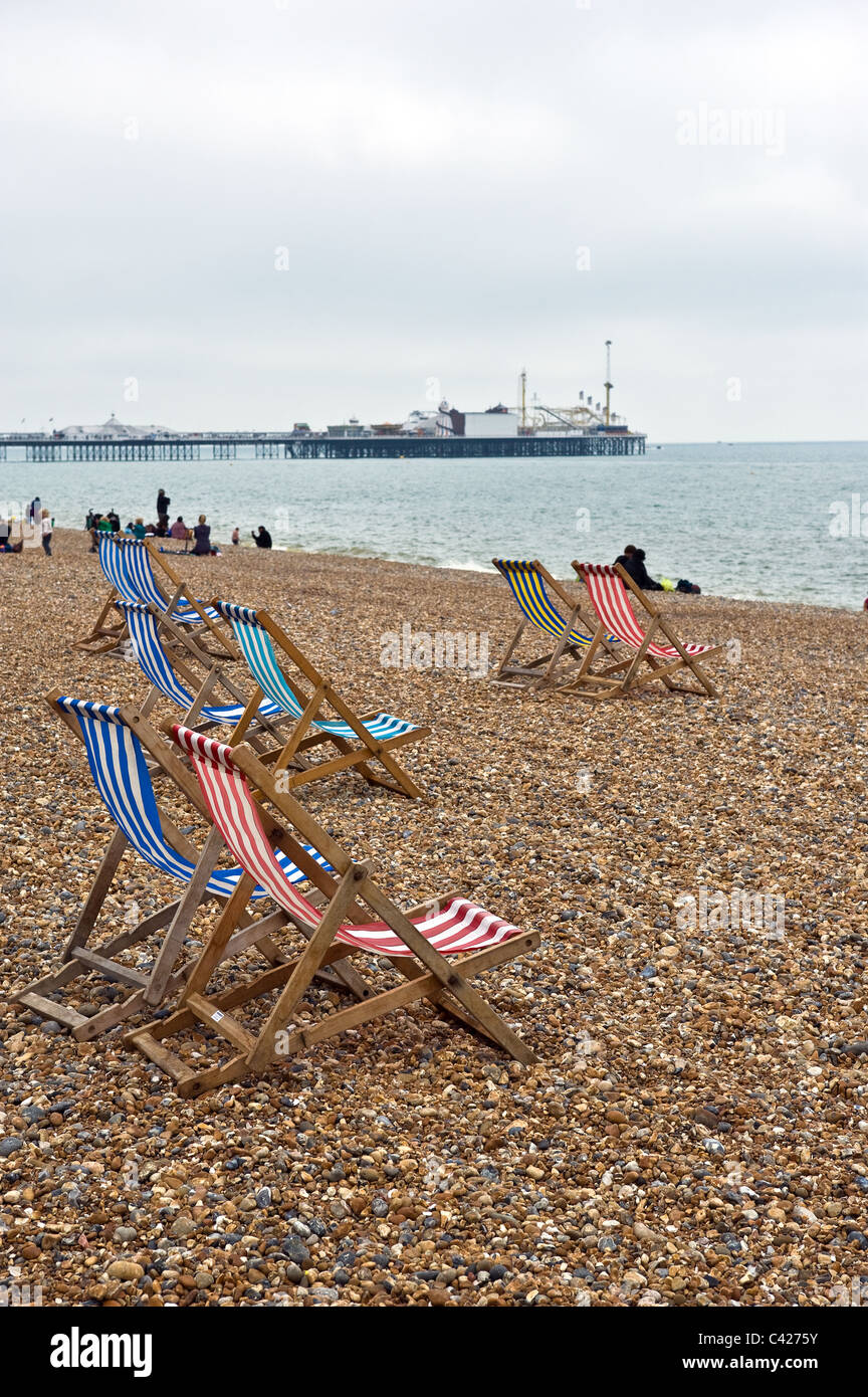 Svuotare sdraio sulla spiaggia di Brighton. Foto Stock