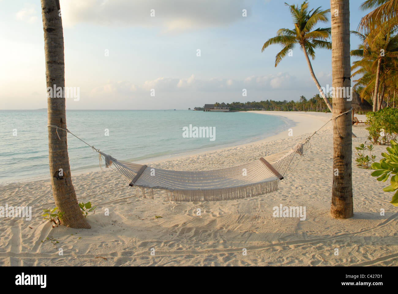 Reethi Rah, resort di lusso alle Maldive, Oceano Indiano, votato il top resort nel mondo nel 2007 amaca sulla spiaggia Foto Stock