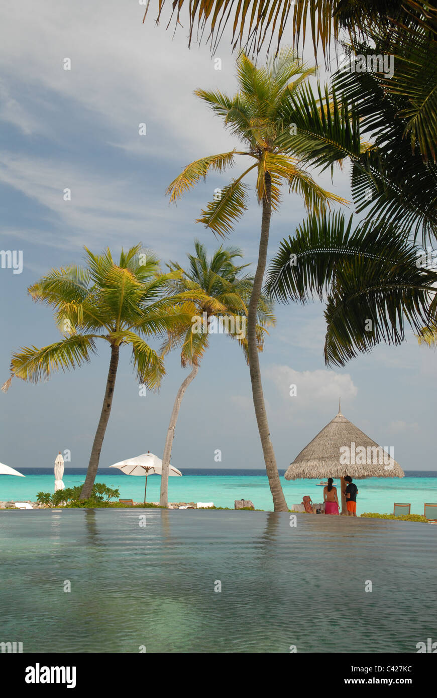 Reethi Rah, resort di lusso alle Maldive, Oceano Indiano, votato il top resort del mondo nel 2007. La piscina principale Foto Stock