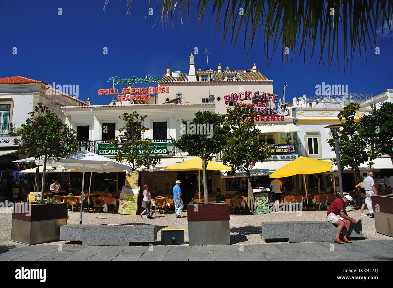 Ristorante esterno, Largo Eng Duarte Pacheco, Albufeira, regione di Algarve, PORTOGALLO Foto Stock