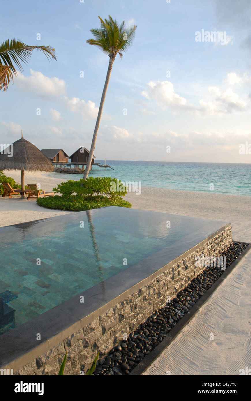 Reethi Rah, resort di lusso alle Maldive, Oceano Indiano, votato il top resort del mondo nel 2007. Villa privata e piscina. Foto Stock