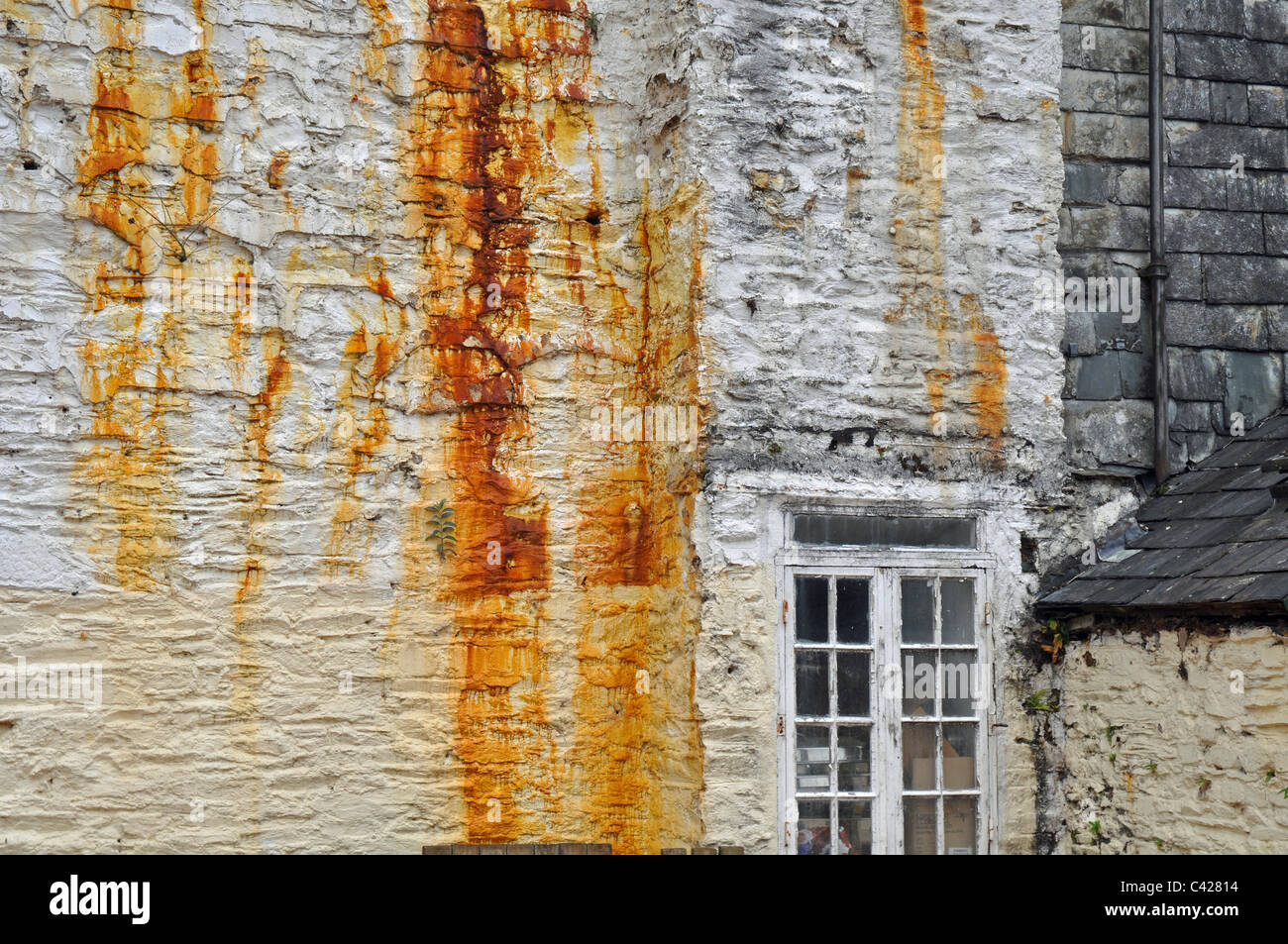 Morwellham Quay, Devon, Inghilterra: decadimento e macchie di ruggine su un vecchio edificio Foto Stock