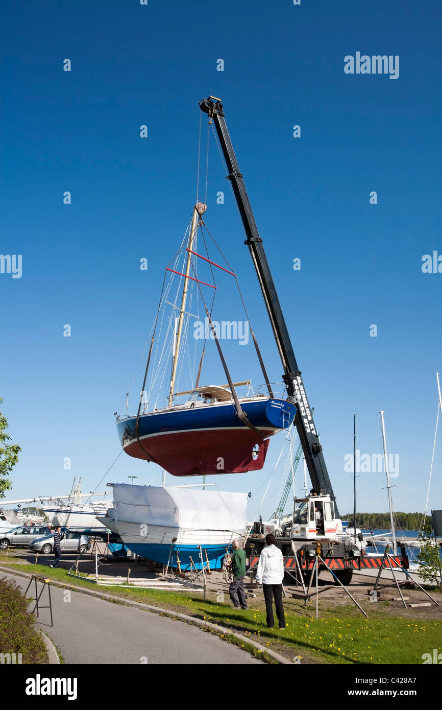 Una barca a vela essendo sollevata dalla gru Lappeenranta FINLANDIA Foto Stock