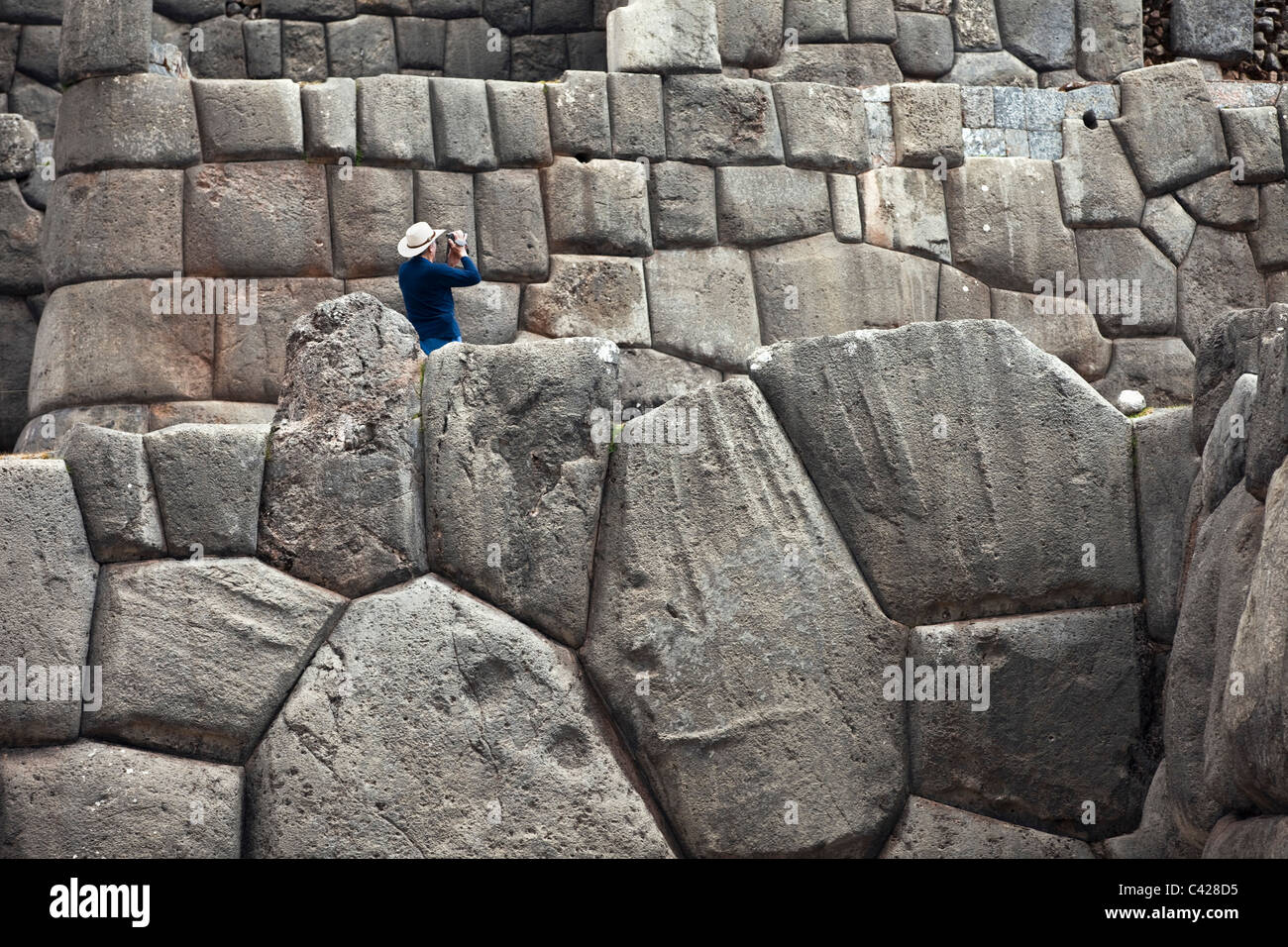 Il Perù, Cusco Cuzco, Saqsayhuaman, Sacsayhuaman, Sacsaywaman. Rovine Inca. Il turista. Man. UNESCO - Sito Patrimonio dell'umanità. Foto Stock