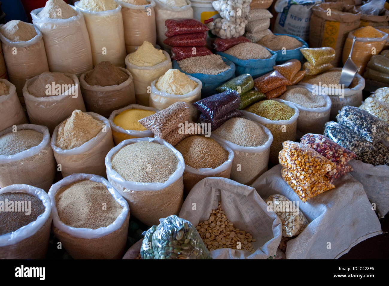 Il Perù, Cusco Cuzco. Mercato, la vendita di cereali, fagioli, ecc. Foto Stock