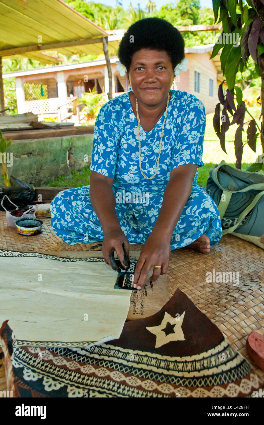 Donna Fijiano design pittura su stoffa tapa; Tongo village, Isola di Qamea, Fiji. Foto Stock