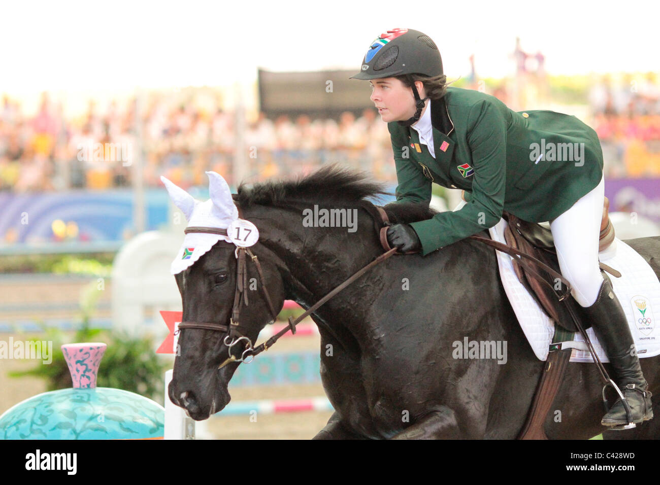 Samantha McIntosh del Sud Africa durante il 2010 Singapore Olimpiadi della Gioventù Equestrian Jumping singoli Round B. Foto Stock