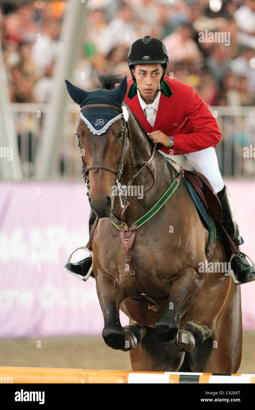 Zakaria Hamici di Algeria riding APH SIGNOR SHEEN durante il Singapore Olimpiadi della Gioventù Equestrian Jumping singoli Round B. Foto Stock